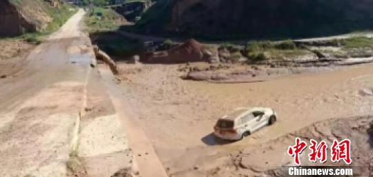 Car crashed into the river in stormy night: 11 young people from the "post-90s" railway bravely rescued the drowning people.