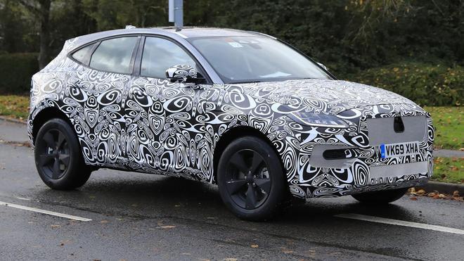The new Jaguar E-Pace reloading PTA platform is equipped with a light hybrid plug-in system for the first time.