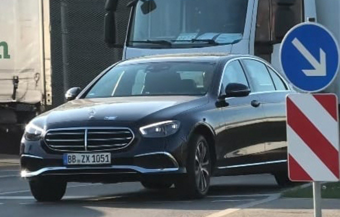 Mercedes-Benz's new E-class street real shot offers two appearances-more sporty shape-Figure 1.