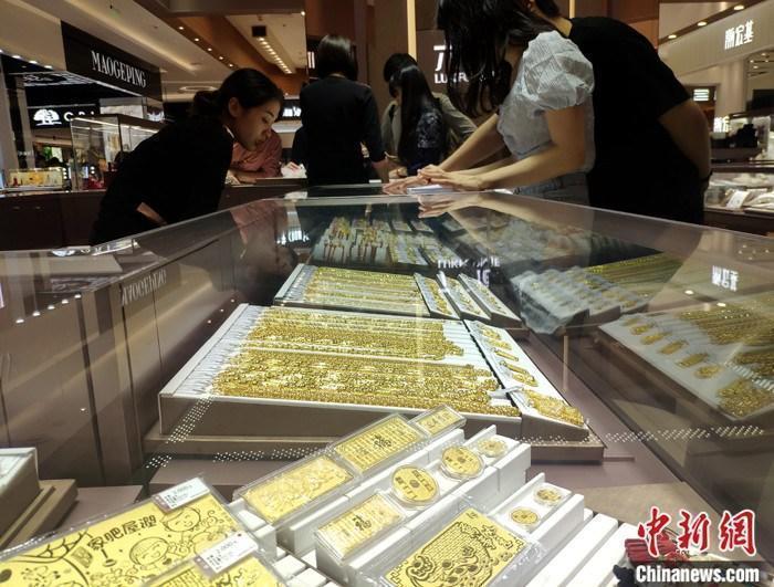 Data Map: People buy gold ornaments in shopping malls. < a target =' _ blank' href =' https://www.chinanews.com/'> China News Service < /a > reporter Lv Mingshe.